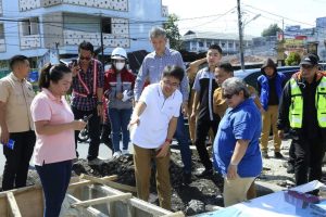 Walikota Manado Cek Perbaikan Trotoar dan Drainase di Kawasan Megamas Manado