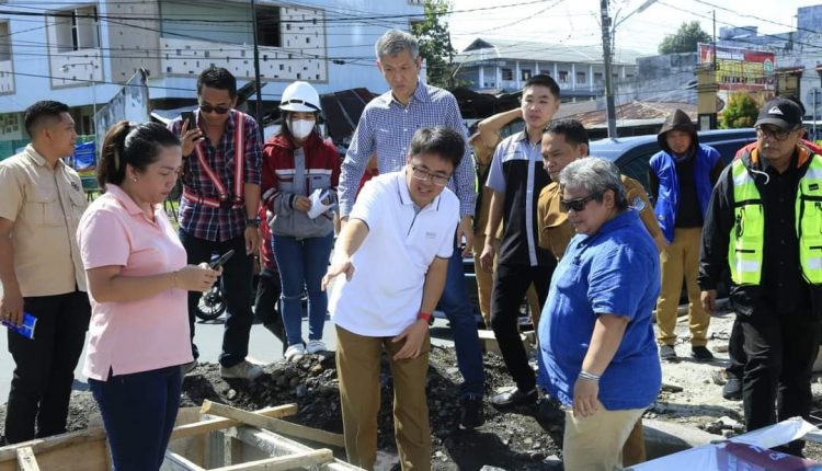Walikota Manado Cek Perbaikan Trotoar dan Drainase di Kawasan Megamas Manado