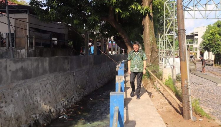 Bangun Maju Kota Manado, Andrei Angouw Meninjau Drainase dan EMBUNG